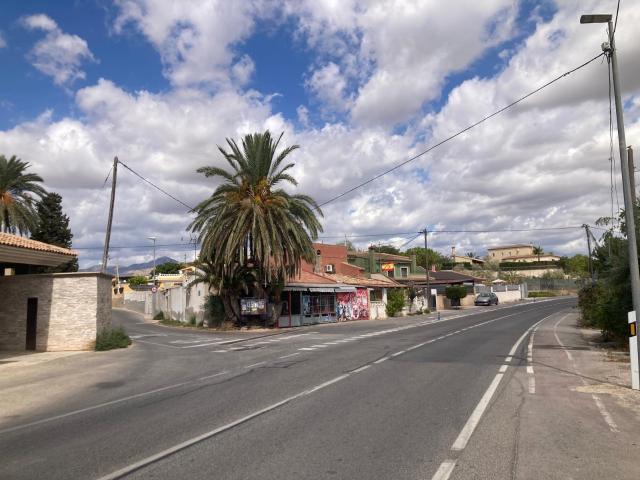 ¡ CHALET EN INMEJORABLE SITUACIÓN, CON PARADA DE BUS, SUPERMERCADOS, SERVICIO MÉDICOS, FARMACIAS. !