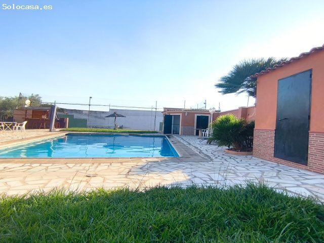 CHALET EN LOS MONTITOS CON PISCINA Y PISTA DE PADEL