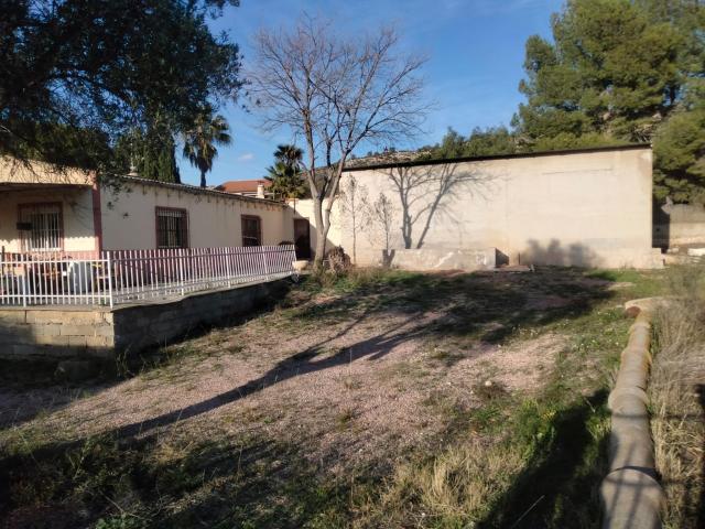 CHALET Y NAVE INDUSTRIAL EN LA ROMANA ZONA LA ALCANA