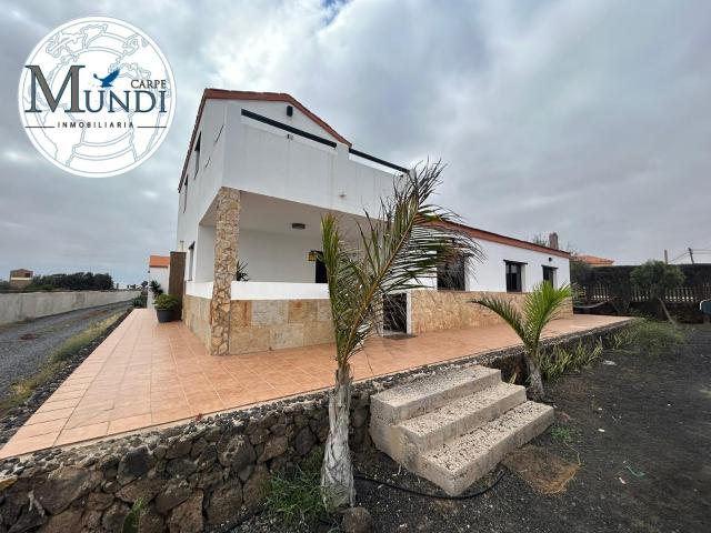 Chalet con 4 Viviendas Independientes y Gran Potencial de Inversión en Fuerteventura
