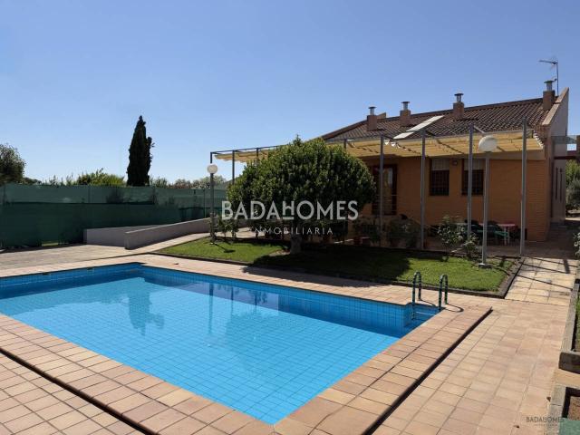 Chalet en Las Vaguadas con piscina y 6 dormitorios con baño privado