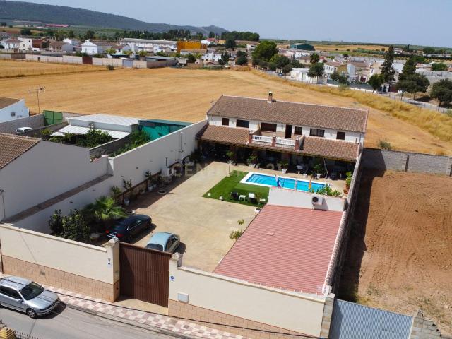 Chalet independiente en Mollina con piscina, 900 m² de parcela y vivienda auxiliar – 475.000 €
