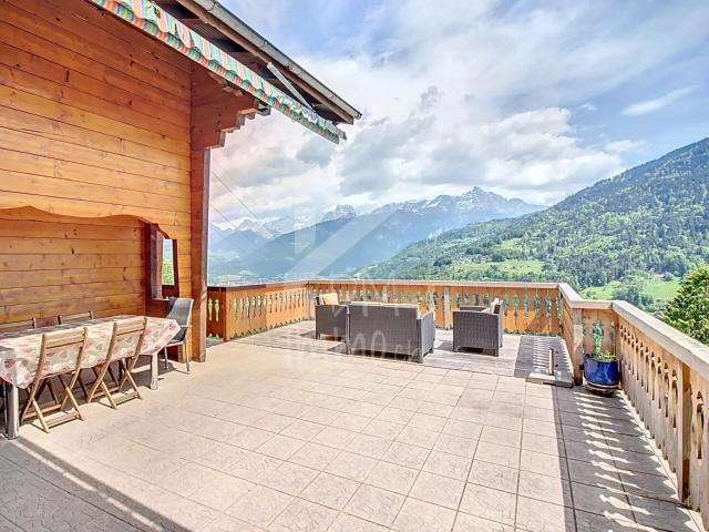 Chalet en madrier, vue exceptionnelle et imprenable | dreamo. Ch