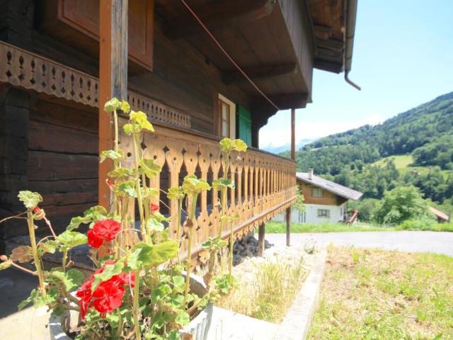 Chalet en madrier de 1848 | dreamo. Ch