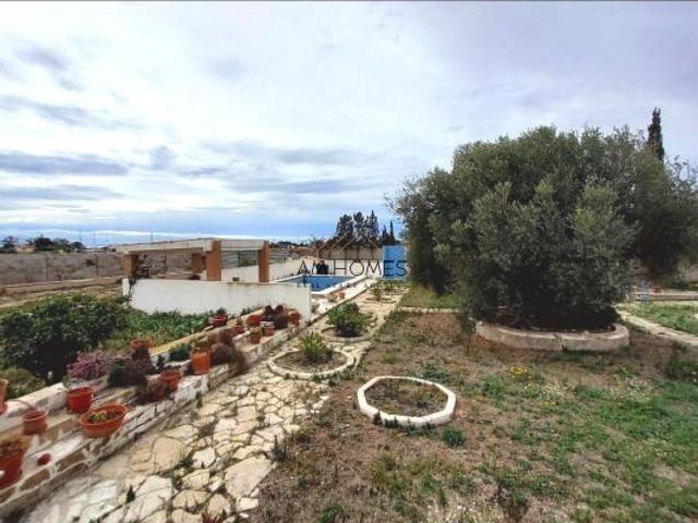 Chalet en Mutxamel con cuadra para caballos