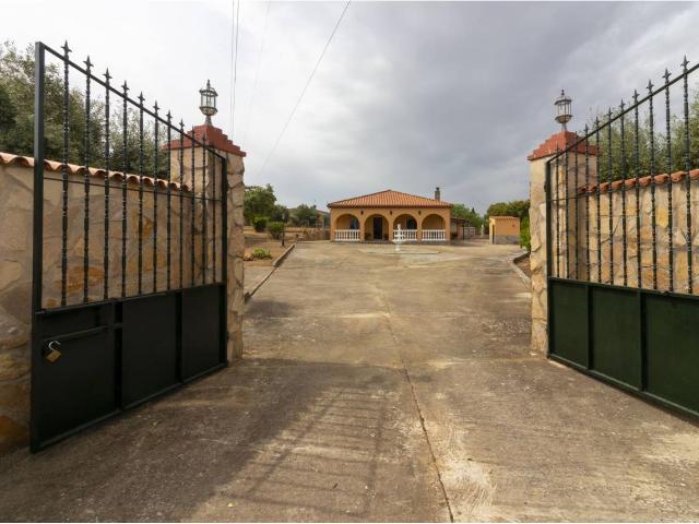 Chalet en parcela de 5000 metros con piscina y zona de ocio