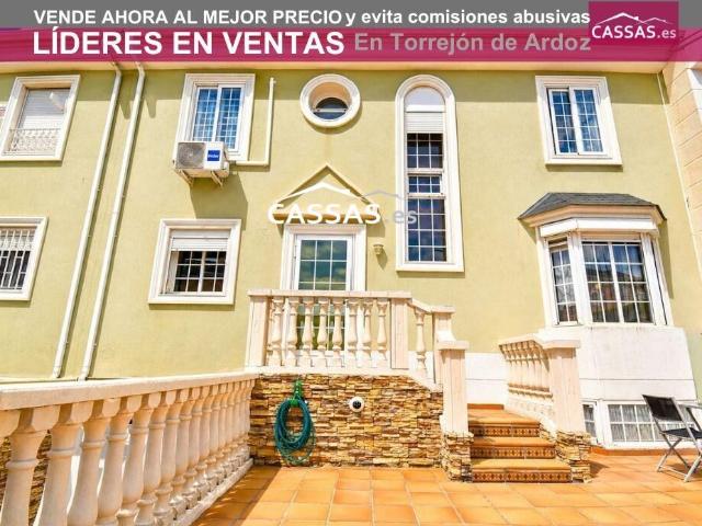Chalet en TORRENIEVE 4 habitaciones, 4 baños, garaje y piscina comunitaria. Porche y jardin 120 m2 aprox