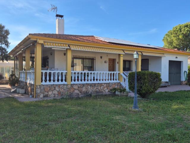 Chalet en una planta con piscina cubierta y energia solar