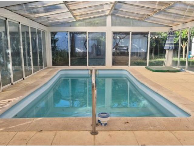 Chalet en una planta con piscina cubierta y energia solar