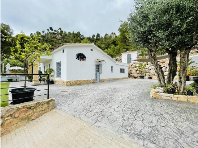 CHALET EN UNA SOLA PLANTA DE 197M2 CON JARDIN