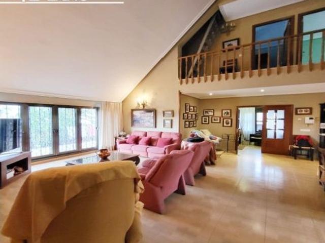 Chalet en urbanizacion privada en Tomelloso, de 4 dorm, con 768 m2 de parcela y 170 m2 construidos