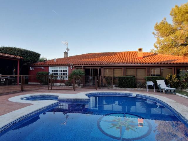 Chalet en venta con piscina