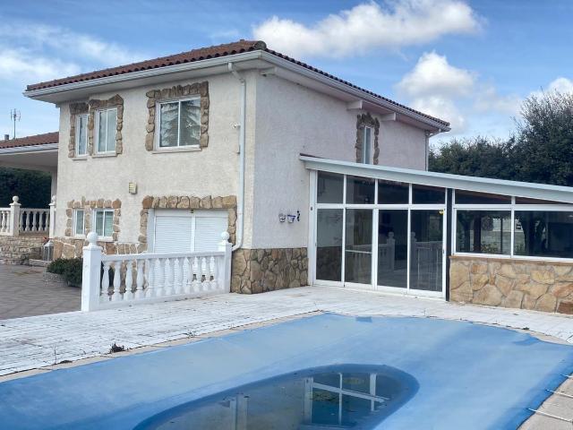 Chalet en venta con piscina