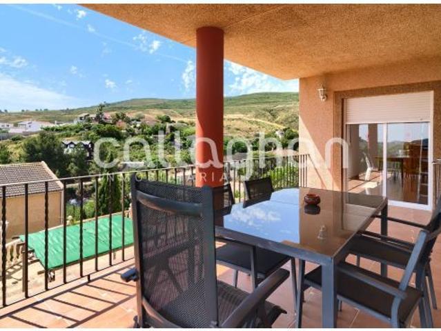 Chalet en venta con piscina en la Urbanización Altury