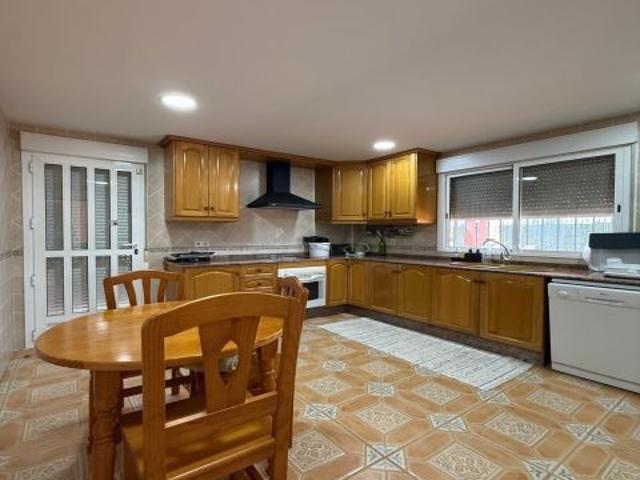 Chalet en venta con piscina y 17.000m2 de terreno en producción
