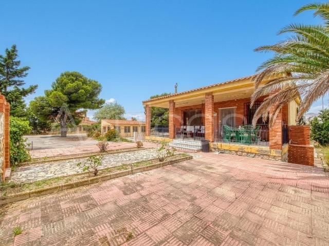 Chalet urbano en venta de 6 dormitorios y 2 baños con parcela de 6.500m2 en El Rebolledo