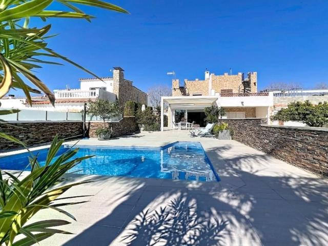 Chalet en venta. EMPURIABRAVA