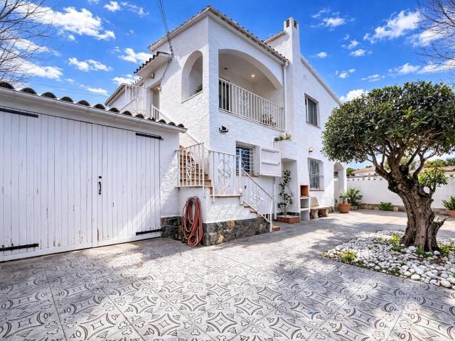 Chalet en venta. EMPURIABRAVA