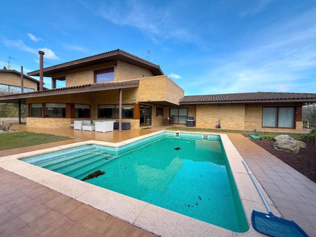 Chalet en venta en C/ Monegrillo. Cadrete