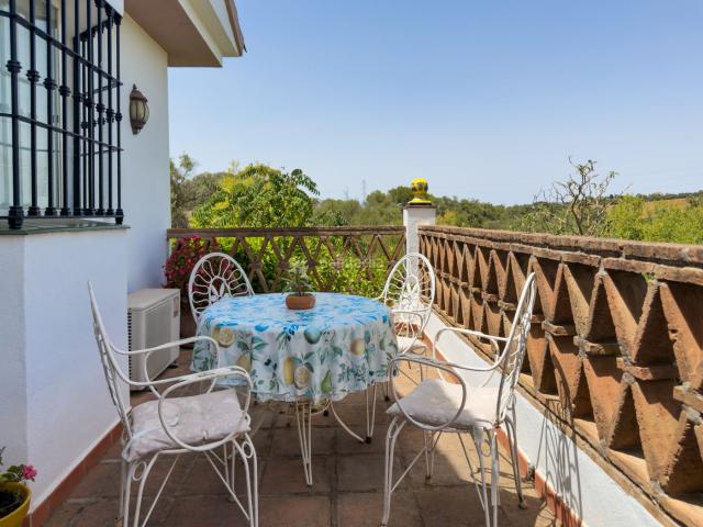 Chalet en venta en Coín. Villa independiente excepcional con piscina. Chalets.