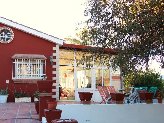 Chalet en venta en Coín. Casa de campo con piscina salada y vistas abiertas en Coín. Chalets.