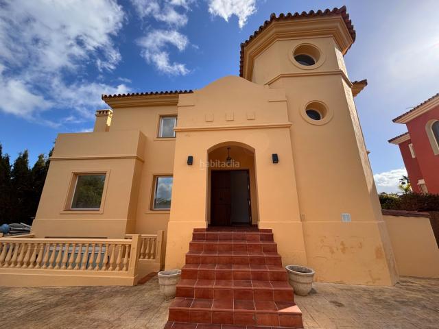 Chalet en venta en Coín. Chalet independiente en venta en Calle Encina, 14. Chalets.