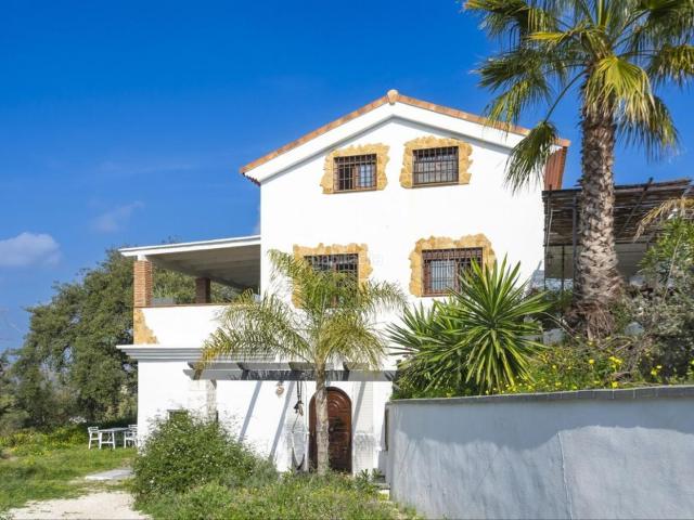 Chalet en venta en Coín. Chalets.