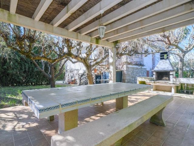 Chalet en venta en Collbató. Casa con piscina y gran parcela a los pies de Montserrat. Chalets.
