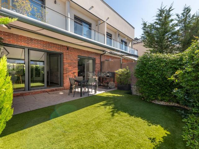 Chalet en venta en Colmenar Viejo, San Crispín La Estación Consorcio. Exclusivo chalet adosado de diseño moderno en la prestigiosa urbanización San Crispín. Chalets Colmenar.
