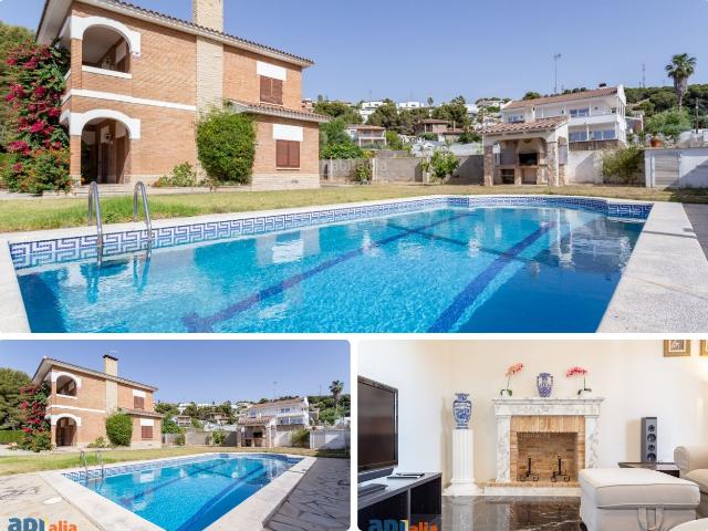 Chalet en venta en Coma ruga, Els Masos Els Garrofers Costa Dorada. Gran oportunidad en Coma Ruga: amplia casa con garaje y vistas al Mediterrani. Chalets.