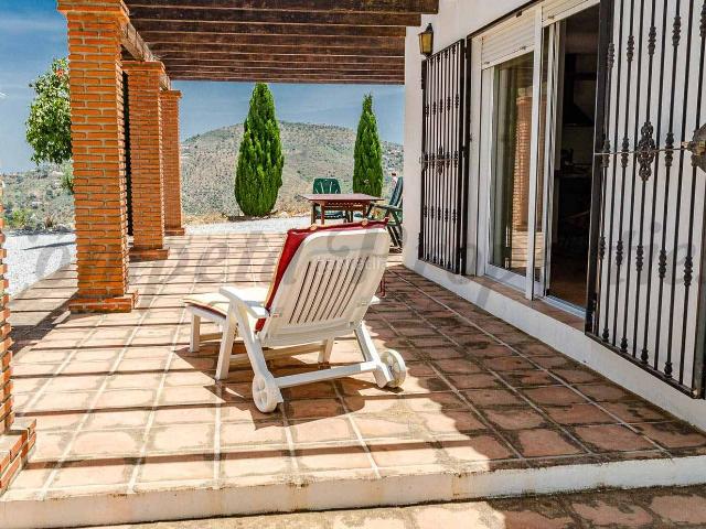 Chalet en venta en Cómpeta. Casa de campo en Competa. 4 dormitorios, 2 baños. Perfecto estado. Chalets.