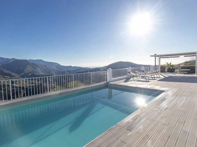 Chalet en venta en Cómpeta. Impresionante casa de campo muy cerca de Cómpeta. Chalets.