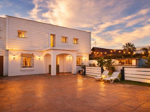 Chalet en venta en Conil de la Frontera, Conil. Encantadora finca con múltiples viviendas y gran parcela de 1.091 m2. Chalets Conil de la.