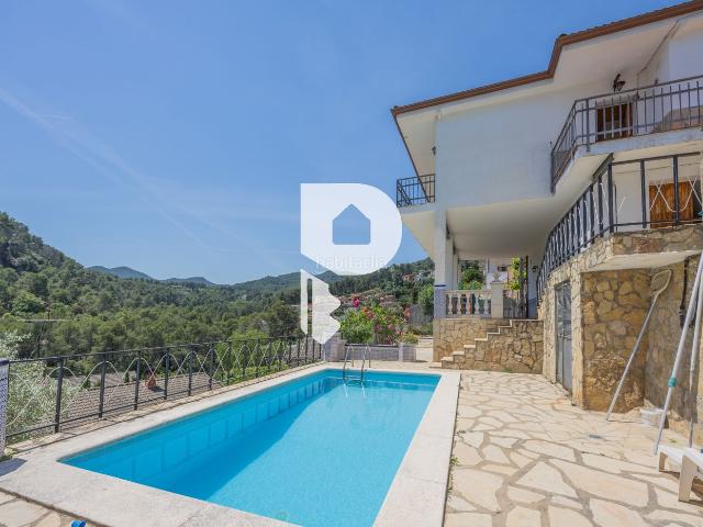 Chalet en venta en Corbera de Llobregat. CASA EN UNA PLANTA CON PARKING Y PISCINA. Chalets Corbera de.
