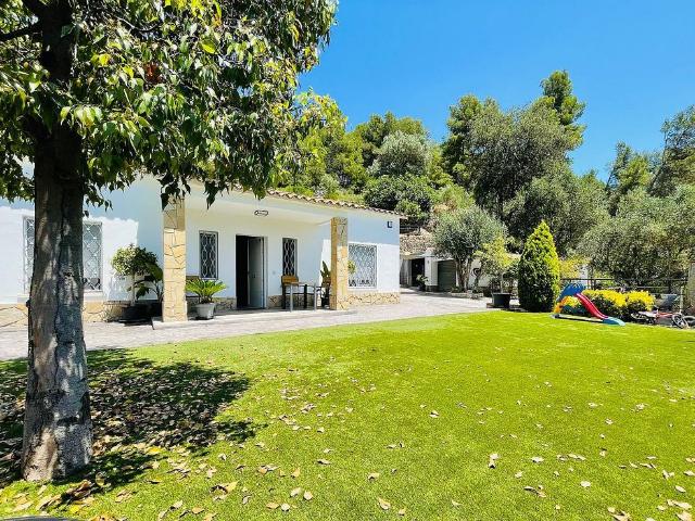 Chalet en venta en Corbera de Llobregat, de 170 m² 5 habitaciones por 379.000