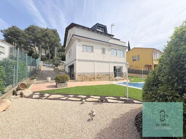 Chalet en venta en Corbera de Llobregat, de 233 m² 5 habitaciones por 390.000