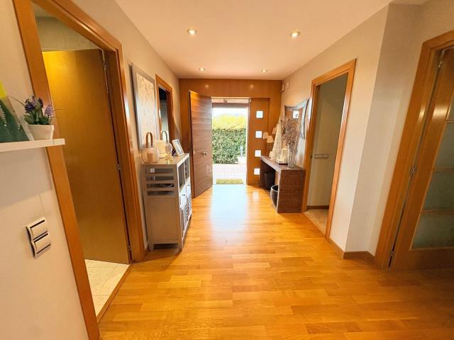 Chalet en venta en Corbera de Llobregat. Espectacular Oasis en Corbera: Espacio, Lujo y Vistas. Chalets Corbera de.