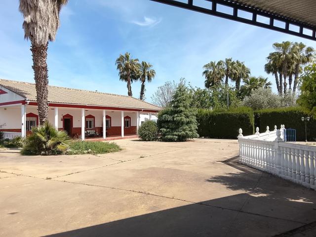Chalet en venta en Córdoba, Villarrubia. Finca rústica con gran parcela, piscina y cocina campera en Villarrubia. Chalets.