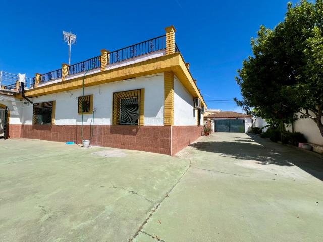 Chalet en venta en Córdoba, Alcolea. A. Oportunidad Única! Espectacular Parcela con Casa, Piscina y Espacios Independientes en un Entorno Privilegiado. Chalets.