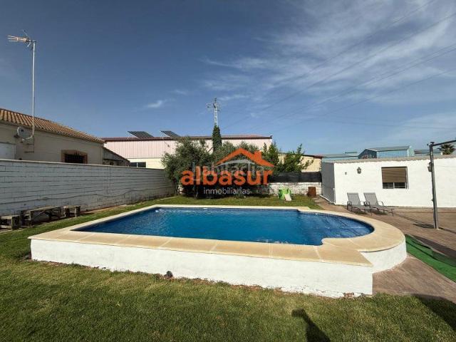 Chalet en venta en Córdoba, Alcolea. AMPLIA VIVIENDA CON PARCELA, PISCINA Y GARAJE. Chalets.