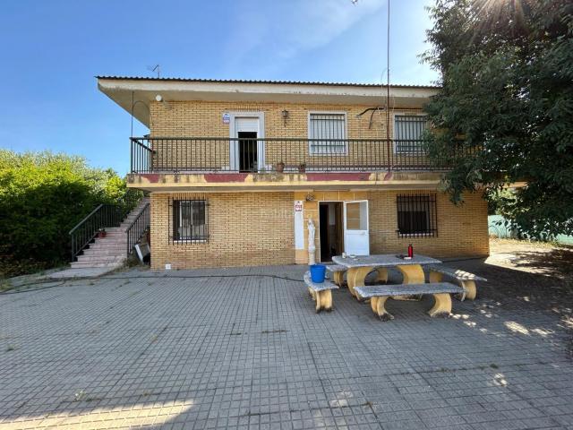 Chalet en venta en Córdoba, El Higuerón. A. Espectacular casa NO HIPOTECABLE para reformar con piscina y gran parcela en Carretera del Aeropuerto A solo 5 minutos de Córd. Chalets.