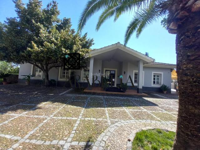 Chalet en venta en Córdoba, El Higuerón. ESPECTACULAR FINCA DE 3.000m2 2 VIVIENDAS INDEPENDIENTES PISCINA Y PÁDEL. Chalets.