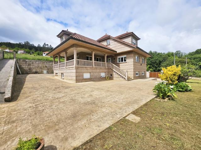 Chalet en venta en Coristanco. * UNA GRAN CASA PARA LA VIDA EN FAMILIA, A 5 MINUTOS DE CARBALLO*. Chalets.