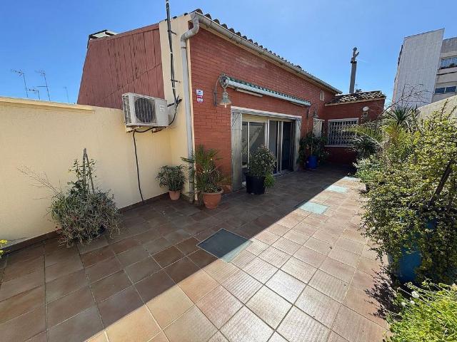 Chalet en venta en Cornellà de Llobregat, de 197 m² 5 habitaciones por 780.000