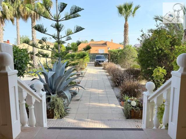 Chalet en venta en Catral. Chalets.