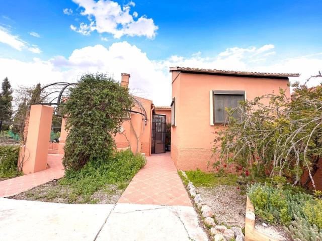 Chalet en venta en Catral. Villa de Campo de 5 Dormitorios con 2 Anexos para Invitados, Piscina Privada y Amplios Terrenos Catral cerca de Dolores. Chalets.