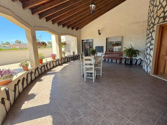 Chalet en venta en Catral. Villa exclusiva con amplios espacios y entorno privilegiado en Catral. Chalets.