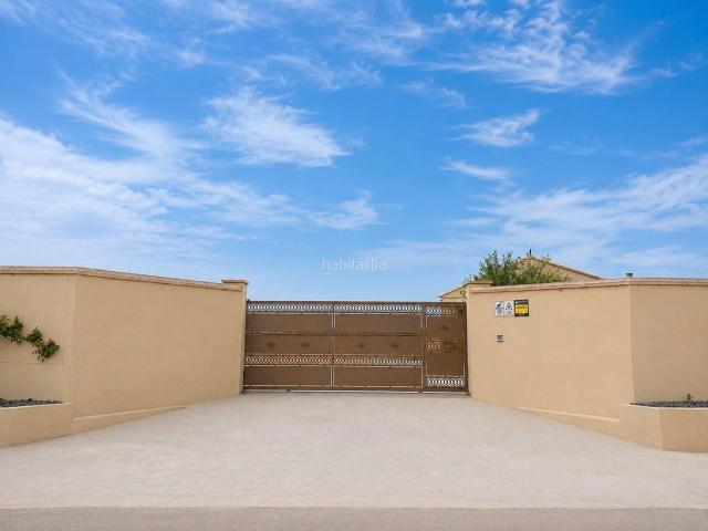Chalet en venta en Caudete. Exclusivo chalet moderno con piscina y casa de invitados. Chalets.