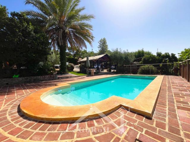 Chalet en venta en Cazalla de la Sierra. EXTRAORDINARIO COMPLEJO RURAL EN UN ENTORNO PRIVILEGIADO DEL PARQUE NATURAL SIERRA NORTE DE SEVILLA. Chalets Cazalla de la.