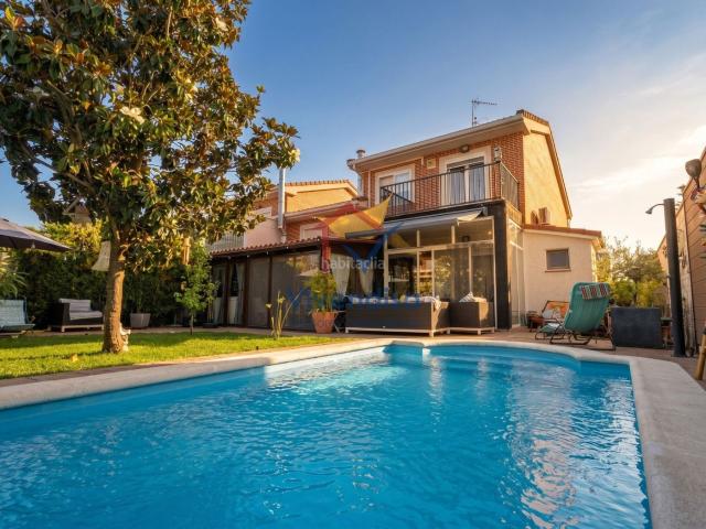 Casa pareada en venta en Cabanillas del Campo. Chalet pareado con piscina, cocina de diseño y porche acristalado en Cabanillas del Campo. Casas pareadas Cabanillas del.
